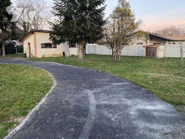 A VENDRE, Gironde, proche Bordeaux, LE PIAN MEDOC, quartier Feydieu, très calme, sur un terrain...