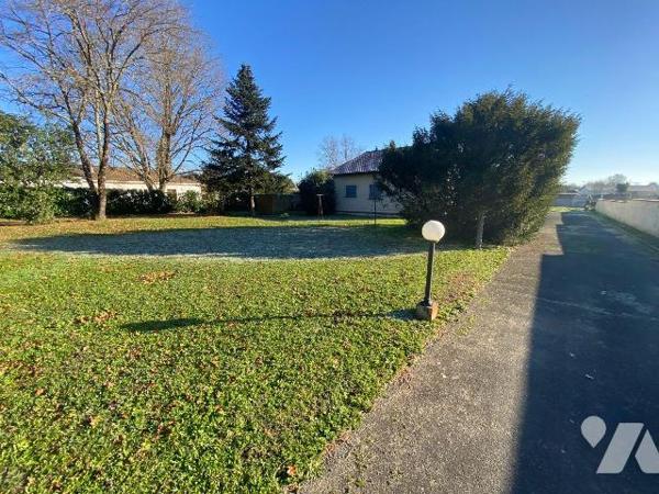 A VENDRE, Gironde, proche Bordeaux, LE PIAN MEDOC, quartier Feydieu, très calme, sur un terrain...