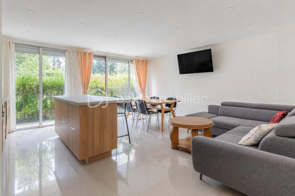 Charmant appartement T3 situé a Chilly-Mazarin, au sein d'une résidence privée , calme et verdoyante.
Situé en rez-de-chaussée, ce logement agréable et parfaitement entretenu ne nécessite aucun travaux. Il offre un cadre de vie paisible,sans vis-à-vis, idéal pour profiter pleinement de son environnement.

L'appartement se compose d'une entrée donnant sur une belle pièce de vie, avec un salon et une cuisine ouverte équipée d'un îlot central,créant un espace convivial et fonctionnel.
le salon bénéficie d'un accès direct à une terrasse/loggia de 13M2, offrant un belle espace extérieur pour profiter des beaux jours.
Un couloir, séparant l'espace de vie de l'espace de nuit, dispose d'un dressing et d'espaces de rangement.

L'espace nuit comprend deux chambres, ainsi qu'une salle d'eau avec WC et un WC indépendant complète également le logement.

le bien dispose également d'une cave et d'une place de parking privée.

offre idéal pour celles et ceux qui recherchent un logement au calme , sans travaux et avec un belle espace extérieur.
