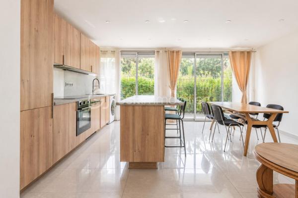 Charmant appartement T3 situé a Chilly-Mazarin, au sein d'une résidence privée , calme et verdoyante.
Situé en rez-de-chaussée, ce logement agréable et parfaitement entretenu ne nécessite aucun travaux. Il offre un cadre de vie paisible,sans vis-à-vis, idéal pour profiter pleinement de son environnement.

L'appartement se compose d'une entrée donnant sur une belle pièce de vie, avec un salon et une cuisine ouverte équipée d'un îlot central,créant un espace convivial et fonctionnel.
le salon bénéficie d'un accès direct à une terrasse/loggia de 13M2, offrant un belle espace extérieur pour profiter des beaux jours.
Un couloir, séparant l'espace de vie de l'espace de nuit, dispose d'un dressing et d'espaces de rangement.

L'espace nuit comprend deux chambres, ainsi qu'une salle d'eau avec WC et un WC indépendant complète également le logement.

le bien dispose également d'une cave et d'une place de parking privée.

offre idéal pour celles et ceux qui recherchent un logement au calme , sans travaux et avec un belle espace extérieur.