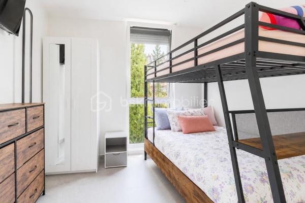 Charmant appartement T3 situé a Chilly-Mazarin, au sein d'une résidence privée , calme et verdoyante.
Situé en rez-de-chaussée, ce logement agréable et parfaitement entretenu ne nécessite aucun travaux. Il offre un cadre de vie paisible,sans vis-à-vis, idéal pour profiter pleinement de son environnement.

L'appartement se compose d'une entrée donnant sur une belle pièce de vie, avec un salon et une cuisine ouverte équipée d'un îlot central,créant un espace convivial et fonctionnel.
le salon bénéficie d'un accès direct à une terrasse/loggia de 13M2, offrant un belle espace extérieur pour profiter des beaux jours.
Un couloir, séparant l'espace de vie de l'espace de nuit, dispose d'un dressing et d'espaces de rangement.

L'espace nuit comprend deux chambres, ainsi qu'une salle d'eau avec WC et un WC indépendant complète également le logement.

le bien dispose également d'une cave et d'une place de parking privée.

offre idéal pour celles et ceux qui recherchent un logement au calme , sans travaux et avec un belle espace extérieur.