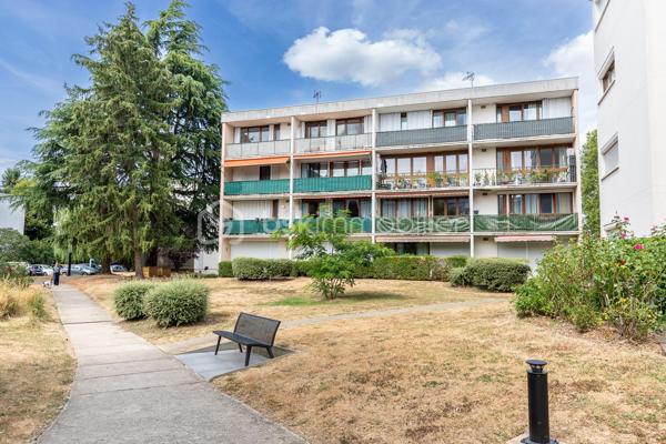 Charmant appartement T3 situé a Chilly-Mazarin, au sein d'une résidence privée , calme et verdoyante.
Situé en rez-de-chaussée, ce logement agréable et parfaitement entretenu ne nécessite aucun travaux. Il offre un cadre de vie paisible,sans vis-à-vis, idéal pour profiter pleinement de son environnement.

L'appartement se compose d'une entrée donnant sur une belle pièce de vie, avec un salon et une cuisine ouverte équipée d'un îlot central,créant un espace convivial et fonctionnel.
le salon bénéficie d'un accès direct à une terrasse/loggia de 13M2, offrant un belle espace extérieur pour profiter des beaux jours.
Un couloir, séparant l'espace de vie de l'espace de nuit, dispose d'un dressing et d'espaces de rangement.

L'espace nuit comprend deux chambres, ainsi qu'une salle d'eau avec WC et un WC indépendant complète également le logement.

le bien dispose également d'une cave et d'une place de parking privée.

offre idéal pour celles et ceux qui recherchent un logement au calme , sans travaux et avec un belle espace extérieur.