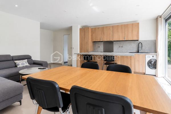 Charmant appartement T3 situé a Chilly-Mazarin, au sein d'une résidence privée , calme et verdoyante.
Situé en rez-de-chaussée, ce logement agréable et parfaitement entretenu ne nécessite aucun travaux. Il offre un cadre de vie paisible,sans vis-à-vis, idéal pour profiter pleinement de son environnement.

L'appartement se compose d'une entrée donnant sur une belle pièce de vie, avec un salon et une cuisine ouverte équipée d'un îlot central,créant un espace convivial et fonctionnel.
le salon bénéficie d'un accès direct à une terrasse/loggia de 13M2, offrant un belle espace extérieur pour profiter des beaux jours.
Un couloir, séparant l'espace de vie de l'espace de nuit, dispose d'un dressing et d'espaces de rangement.

L'espace nuit comprend deux chambres, ainsi qu'une salle d'eau avec WC et un WC indépendant complète également le logement.

le bien dispose également d'une cave et d'une place de parking privée.

offre idéal pour celles et ceux qui recherchent un logement au calme , sans travaux et avec un belle espace extérieur.
