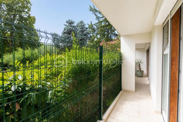 Charmant appartement T3 situé a Chilly-Mazarin, au sein d'une résidence privée , calme et verdoyante.
Situé en rez-de-chaussée, ce logement agréable et parfaitement entretenu ne nécessite aucun travaux. Il offre un cadre de vie paisible,sans vis-à-vis, idéal pour profiter pleinement de son environnement.

L'appartement se compose d'une entrée donnant sur une belle pièce de vie, avec un salon et une cuisine ouverte équipée d'un îlot central,créant un espace convivial et fonctionnel.
le salon bénéficie d'un accès direct à une terrasse/loggia de 13M2, offrant un belle espace extérieur pour profiter des beaux jours.
Un couloir, séparant l'espace de vie de l'espace de nuit, dispose d'un dressing et d'espaces de rangement.

L'espace nuit comprend deux chambres, ainsi qu'une salle d'eau avec WC et un WC indépendant complète également le logement.

le bien dispose également d'une cave et d'une place de parking privée.

offre idéal pour celles et ceux qui recherchent un logement au calme , sans travaux et avec un belle espace extérieur.
