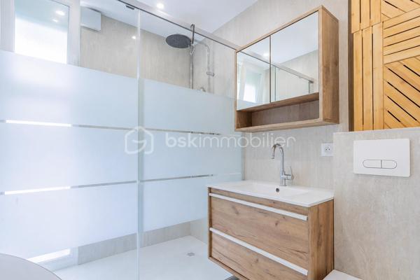 Charmant appartement T3 situé a Chilly-Mazarin, au sein d'une résidence privée , calme et verdoyante.
Situé en rez-de-chaussée, ce logement agréable et parfaitement entretenu ne nécessite aucun travaux. Il offre un cadre de vie paisible,sans vis-à-vis, idéal pour profiter pleinement de son environnement.

L'appartement se compose d'une entrée donnant sur une belle pièce de vie, avec un salon et une cuisine ouverte équipée d'un îlot central,créant un espace convivial et fonctionnel.
le salon bénéficie d'un accès direct à une terrasse/loggia de 13M2, offrant un belle espace extérieur pour profiter des beaux jours.
Un couloir, séparant l'espace de vie de l'espace de nuit, dispose d'un dressing et d'espaces de rangement.

L'espace nuit comprend deux chambres, ainsi qu'une salle d'eau avec WC et un WC indépendant complète également le logement.

le bien dispose également d'une cave et d'une place de parking privée.

offre idéal pour celles et ceux qui recherchent un logement au calme , sans travaux et avec un belle espace extérieur.