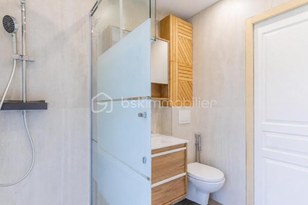 Charmant appartement T3 situé a Chilly-Mazarin, au sein d'une résidence privée , calme et verdoyante.
Situé en rez-de-chaussée, ce logement agréable et parfaitement entretenu ne nécessite aucun travaux. Il offre un cadre de vie paisible,sans vis-à-vis, idéal pour profiter pleinement de son environnement.

L'appartement se compose d'une entrée donnant sur une belle pièce de vie, avec un salon et une cuisine ouverte équipée d'un îlot central,créant un espace convivial et fonctionnel.
le salon bénéficie d'un accès direct à une terrasse/loggia de 13M2, offrant un belle espace extérieur pour profiter des beaux jours.
Un couloir, séparant l'espace de vie de l'espace de nuit, dispose d'un dressing et d'espaces de rangement.

L'espace nuit comprend deux chambres, ainsi qu'une salle d'eau avec WC et un WC indépendant complète également le logement.

le bien dispose également d'une cave et d'une place de parking privée.

offre idéal pour celles et ceux qui recherchent un logement au calme , sans travaux et avec un belle espace extérieur.