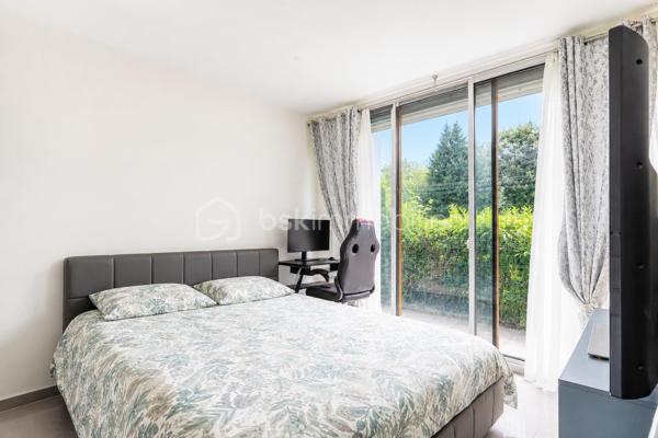 Charmant appartement T3 situé a Chilly-Mazarin, au sein d'une résidence privée , calme et verdoyante.
Situé en rez-de-chaussée, ce logement agréable et parfaitement entretenu ne nécessite aucun travaux. Il offre un cadre de vie paisible,sans vis-à-vis, idéal pour profiter pleinement de son environnement.

L'appartement se compose d'une entrée donnant sur une belle pièce de vie, avec un salon et une cuisine ouverte équipée d'un îlot central,créant un espace convivial et fonctionnel.
le salon bénéficie d'un accès direct à une terrasse/loggia de 13M2, offrant un belle espace extérieur pour profiter des beaux jours.
Un couloir, séparant l'espace de vie de l'espace de nuit, dispose d'un dressing et d'espaces de rangement.

L'espace nuit comprend deux chambres, ainsi qu'une salle d'eau avec WC et un WC indépendant complète également le logement.

le bien dispose également d'une cave et d'une place de parking privée.

offre idéal pour celles et ceux qui recherchent un logement au calme , sans travaux et avec un belle espace extérieur.