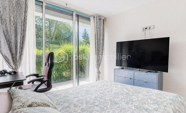 Charmant appartement T3 situé a Chilly-Mazarin, au sein d'une résidence privée , calme et verdoyante.
Situé en rez-de-chaussée, ce logement agréable et parfaitement entretenu ne nécessite aucun travaux. Il offre un cadre de vie paisible,sans vis-à-vis, idéal pour profiter pleinement de son environnement.

L'appartement se compose d'une entrée donnant sur une belle pièce de vie, avec un salon et une cuisine ouverte équipée d'un îlot central,créant un espace convivial et fonctionnel.
le salon bénéficie d'un accès direct à une terrasse/loggia de 13M2, offrant un belle espace extérieur pour profiter des beaux jours.
Un couloir, séparant l'espace de vie de l'espace de nuit, dispose d'un dressing et d'espaces de rangement.

L'espace nuit comprend deux chambres, ainsi qu'une salle d'eau avec WC et un WC indépendant complète également le logement.

le bien dispose également d'une cave et d'une place de parking privée.

offre idéal pour celles et ceux qui recherchent un logement au calme , sans travaux et avec un belle espace extérieur.