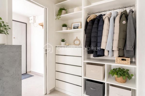Charmant appartement T3 situé a Chilly-Mazarin, au sein d'une résidence privée , calme et verdoyante.
Situé en rez-de-chaussée, ce logement agréable et parfaitement entretenu ne nécessite aucun travaux. Il offre un cadre de vie paisible,sans vis-à-vis, idéal pour profiter pleinement de son environnement.

L'appartement se compose d'une entrée donnant sur une belle pièce de vie, avec un salon et une cuisine ouverte équipée d'un îlot central,créant un espace convivial et fonctionnel.
le salon bénéficie d'un accès direct à une terrasse/loggia de 13M2, offrant un belle espace extérieur pour profiter des beaux jours.
Un couloir, séparant l'espace de vie de l'espace de nuit, dispose d'un dressing et d'espaces de rangement.

L'espace nuit comprend deux chambres, ainsi qu'une salle d'eau avec WC et un WC indépendant complète également le logement.

le bien dispose également d'une cave et d'une place de parking privée.

offre idéal pour celles et ceux qui recherchent un logement au calme , sans travaux et avec un belle espace extérieur.