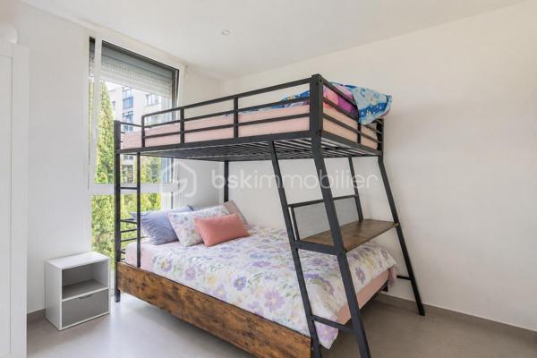 Charmant appartement T3 situé a Chilly-Mazarin, au sein d'une résidence privée , calme et verdoyante.
Situé en rez-de-chaussée, ce logement agréable et parfaitement entretenu ne nécessite aucun travaux. Il offre un cadre de vie paisible,sans vis-à-vis, idéal pour profiter pleinement de son environnement.

L'appartement se compose d'une entrée donnant sur une belle pièce de vie, avec un salon et une cuisine ouverte équipée d'un îlot central,créant un espace convivial et fonctionnel.
le salon bénéficie d'un accès direct à une terrasse/loggia de 13M2, offrant un belle espace extérieur pour profiter des beaux jours.
Un couloir, séparant l'espace de vie de l'espace de nuit, dispose d'un dressing et d'espaces de rangement.

L'espace nuit comprend deux chambres, ainsi qu'une salle d'eau avec WC et un WC indépendant complète également le logement.

le bien dispose également d'une cave et d'une place de parking privée.

offre idéal pour celles et ceux qui recherchent un logement au calme , sans travaux et avec un belle espace extérieur.