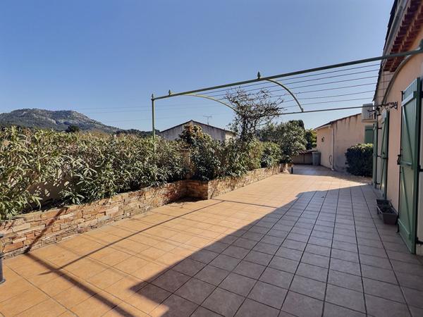 Les Camoins Marseille 13011- Maison de type 6 avec terrasse, terrain arboré avec garage, caves et dépendance