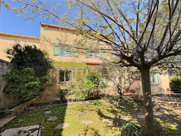 Les Camoins Marseille 13011- Maison de type 6 avec terrasse, terrain arboré avec garage, caves et dépendance
