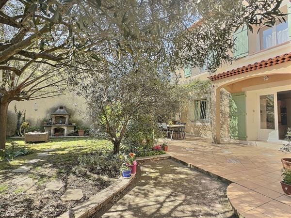 Les Camoins Marseille 13011- Maison de type 6 avec terrasse, terrain arboré avec garage, caves et dépendance