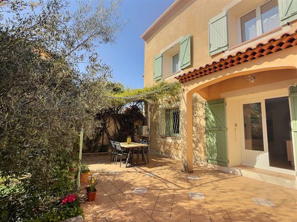 Les Camoins Marseille 13011- Maison de type 6 avec terrasse, terrain arboré avec garage, caves et dépendance