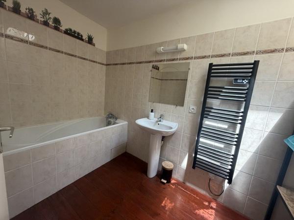 Maison à louer 630 € CC Reignac 4 p 118 m² DPE C