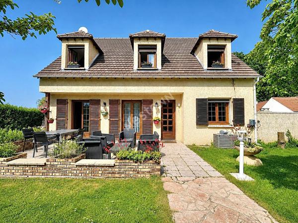 Ensemble immobilier avec maison principale et dépendance habitable