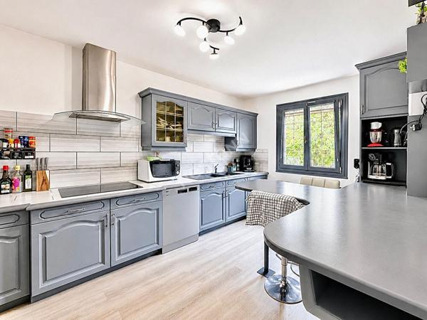 Ensemble immobilier avec maison principale et dépendance habitable