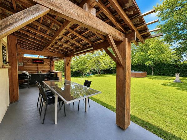 Ensemble immobilier avec maison principale et dépendance habitable