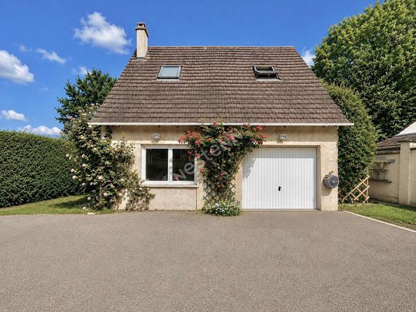 Ensemble immobilier avec maison principale et dépendance habitable