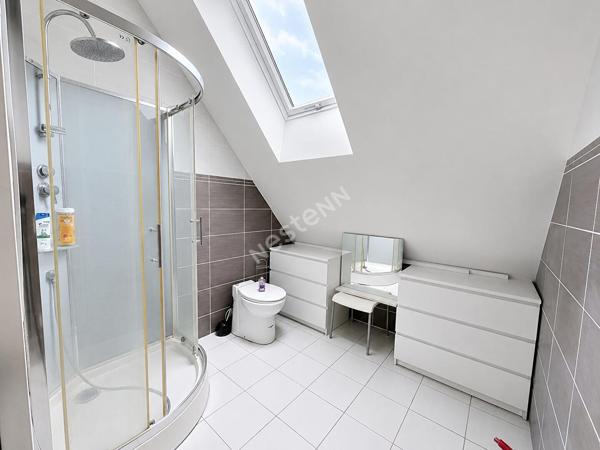 Ensemble immobilier avec maison principale et dépendance habitable