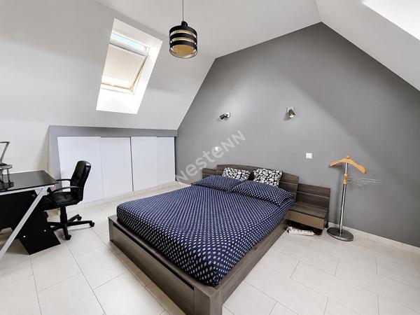 Ensemble immobilier avec maison principale et dépendance habitable