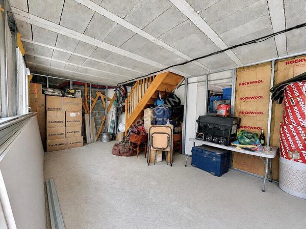 Ensemble immobilier avec maison principale et dépendance habitable
