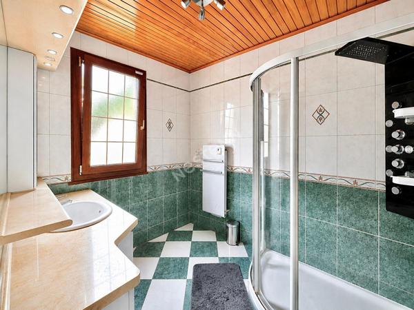 Ensemble immobilier avec maison principale et dépendance habitable