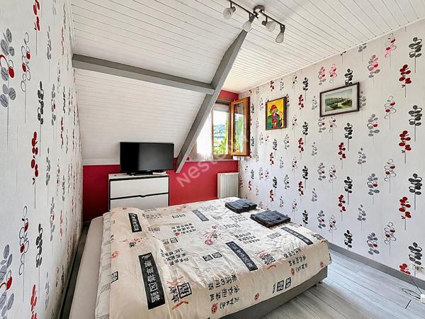 Ensemble immobilier avec maison principale et dépendance habitable