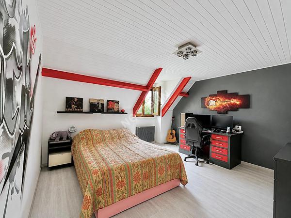 Ensemble immobilier avec maison principale et dépendance habitable