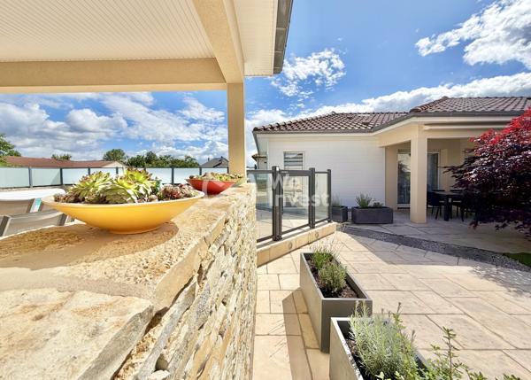 Villa de type 8, sous-sol complet, piscine, pool house, jardin clos et arboré.
