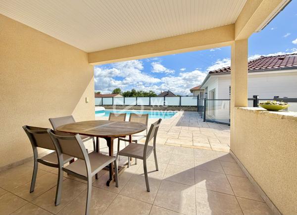Villa de type 8, sous-sol complet, piscine, pool house, jardin clos et arboré.