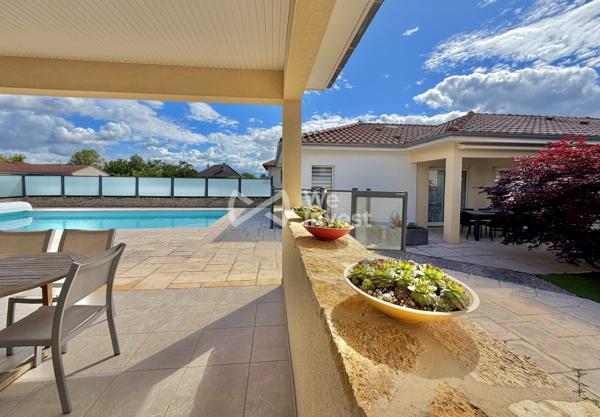 Villa de type 8, sous-sol complet, piscine, pool house, jardin clos et arboré.