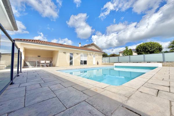 Villa de type 8, sous-sol complet, piscine, pool house, jardin clos et arboré.