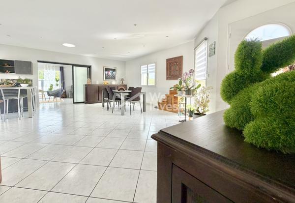 Villa de type 8, sous-sol complet, piscine, pool house, jardin clos et arboré.