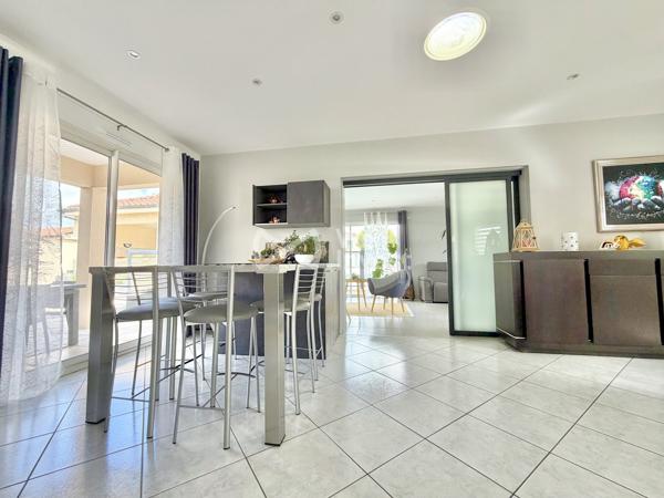 Villa de type 8, sous-sol complet, piscine, pool house, jardin clos et arboré.