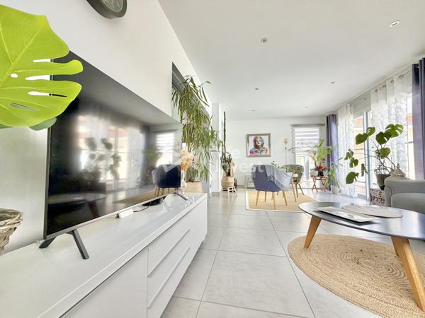 Villa de type 8, sous-sol complet, piscine, pool house, jardin clos et arboré.