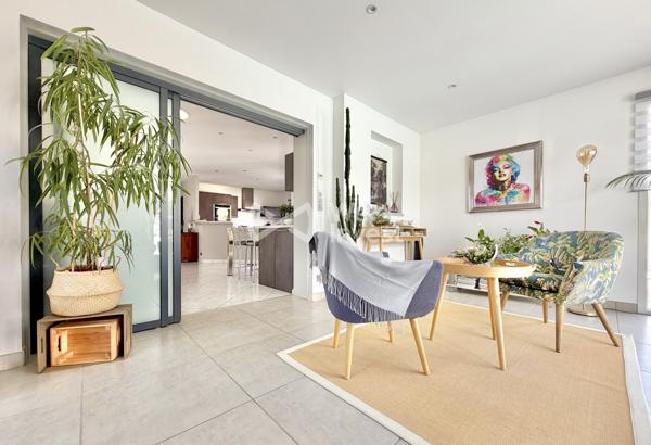 Villa de type 8, sous-sol complet, piscine, pool house, jardin clos et arboré.