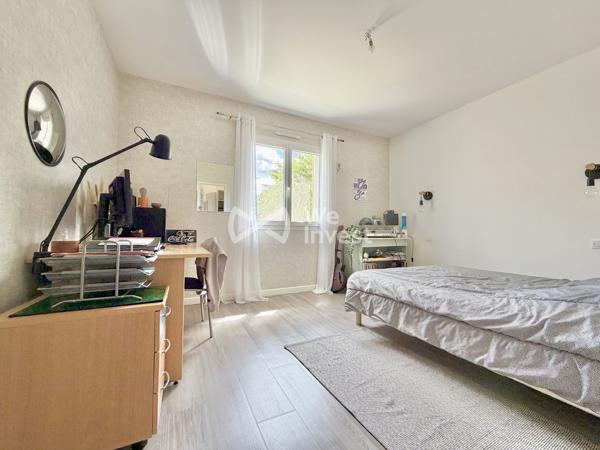 Villa de type 8, sous-sol complet, piscine, pool house, jardin clos et arboré.