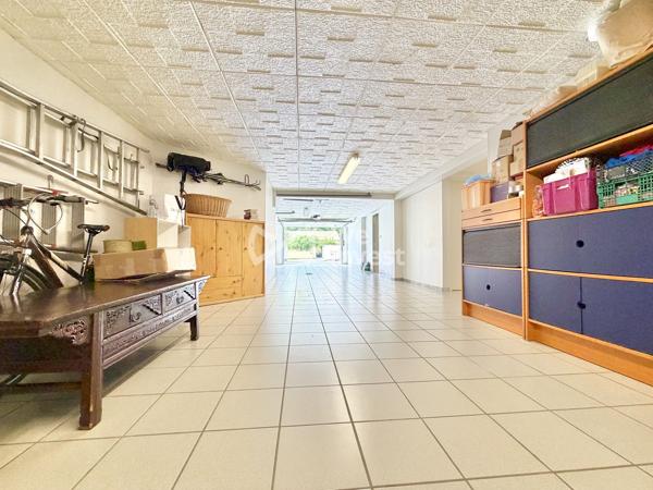 Villa de type 8, sous-sol complet, piscine, pool house, jardin clos et arboré.