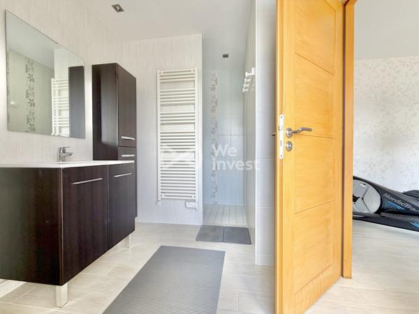Villa de type 8, sous-sol complet, piscine, pool house, jardin clos et arboré.