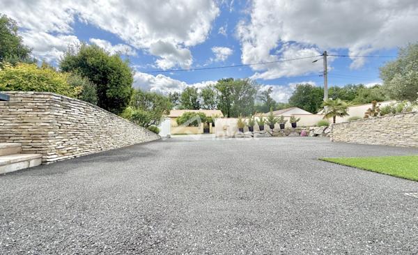 Villa de type 8, sous-sol complet, piscine, pool house, jardin clos et arboré.