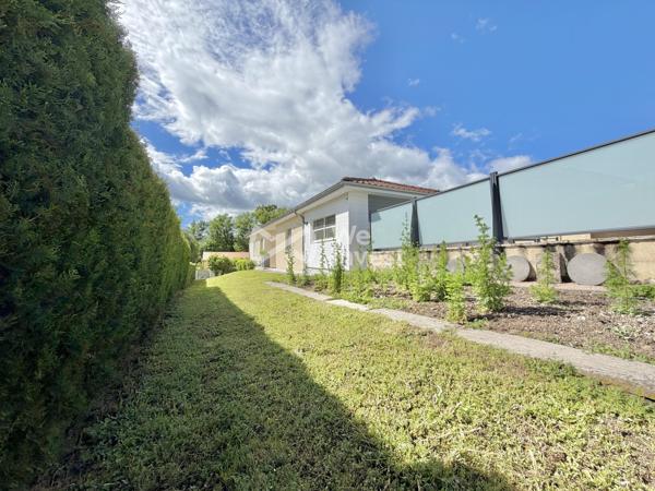Villa de type 8, sous-sol complet, piscine, pool house, jardin clos et arboré.