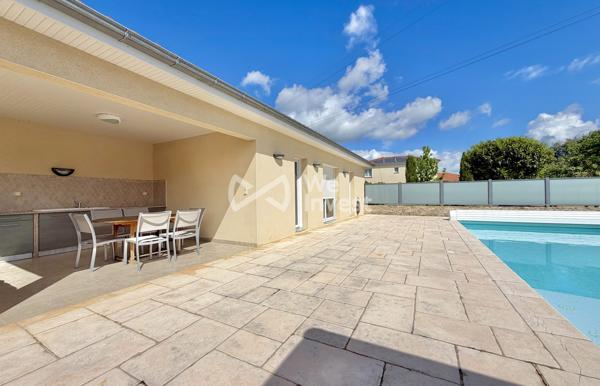 Villa de type 8, sous-sol complet, piscine, pool house, jardin clos et arboré.