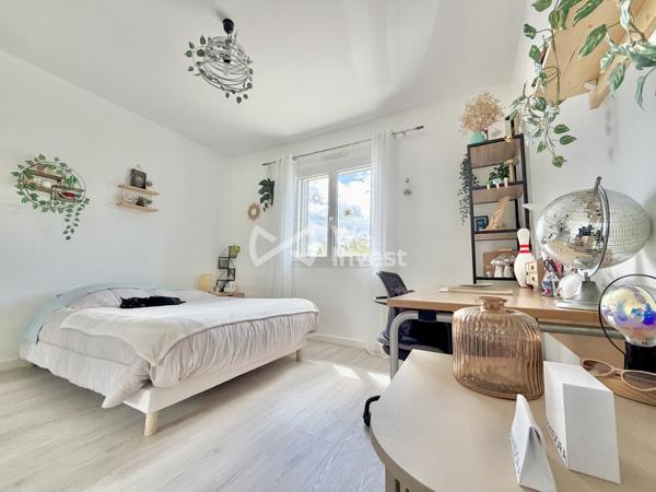 Villa de type 8, sous-sol complet, piscine, pool house, jardin clos et arboré.