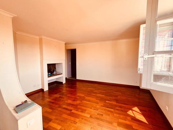 P3 ATYPIQUE DE 84 M² – CŒUR DE L’ÉCUSSON – NÎMES