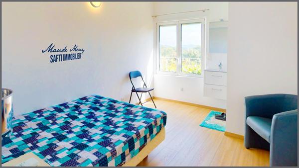 Villa de plain-pied + dépendance, le tout 170 m2 habitable - 4 chambres avec chacune sa salle d'eau privative - cuisine d'été - piscine - deux abris voiture - terrain de 1650 m2 en posiiton dominante, plein sud, au calme et sans vis-à-vis