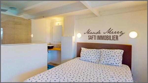 Villa de plain-pied + dépendance, le tout 170 m2 habitable - 4 chambres avec chacune sa salle d'eau privative - cuisine d'été - piscine - deux abris voiture - terrain de 1650 m2 en posiiton dominante, plein sud, au calme et sans vis-à-vis