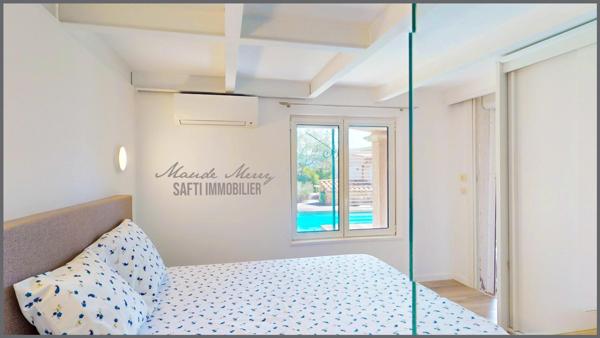 Villa de plain-pied + dépendance, le tout 170 m2 habitable - 4 chambres avec chacune sa salle d'eau privative - cuisine d'été - piscine - deux abris voiture - terrain de 1650 m2 en posiiton dominante, plein sud, au calme et sans vis-à-vis