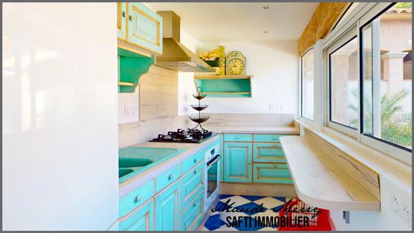 Villa de plain-pied + dépendance, le tout 170 m2 habitable - 4 chambres avec chacune sa salle d'eau privative - cuisine d'été - piscine - deux abris voiture - terrain de 1650 m2 en posiiton dominante, plein sud, au calme et sans vis-à-vis