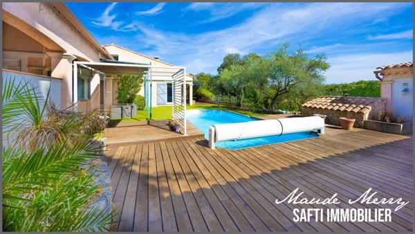 Villa de plain-pied + dépendance, le tout 170 m2 habitable - 4 chambres avec chacune sa salle d'eau privative - cuisine d'été - piscine - deux abris voiture - terrain de 1650 m2 en posiiton dominante, plein sud, au calme et sans vis-à-vis